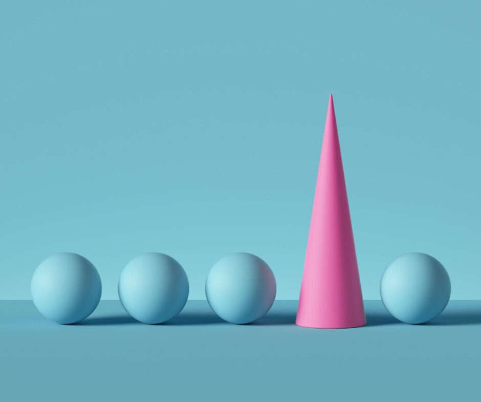 Blauer Hintergrund mit 4 blauen Kugeln, horizontal ausgerichtet, und einem rosafarbenen Kegel zwischen der 3. und 4. Kugel einfügt