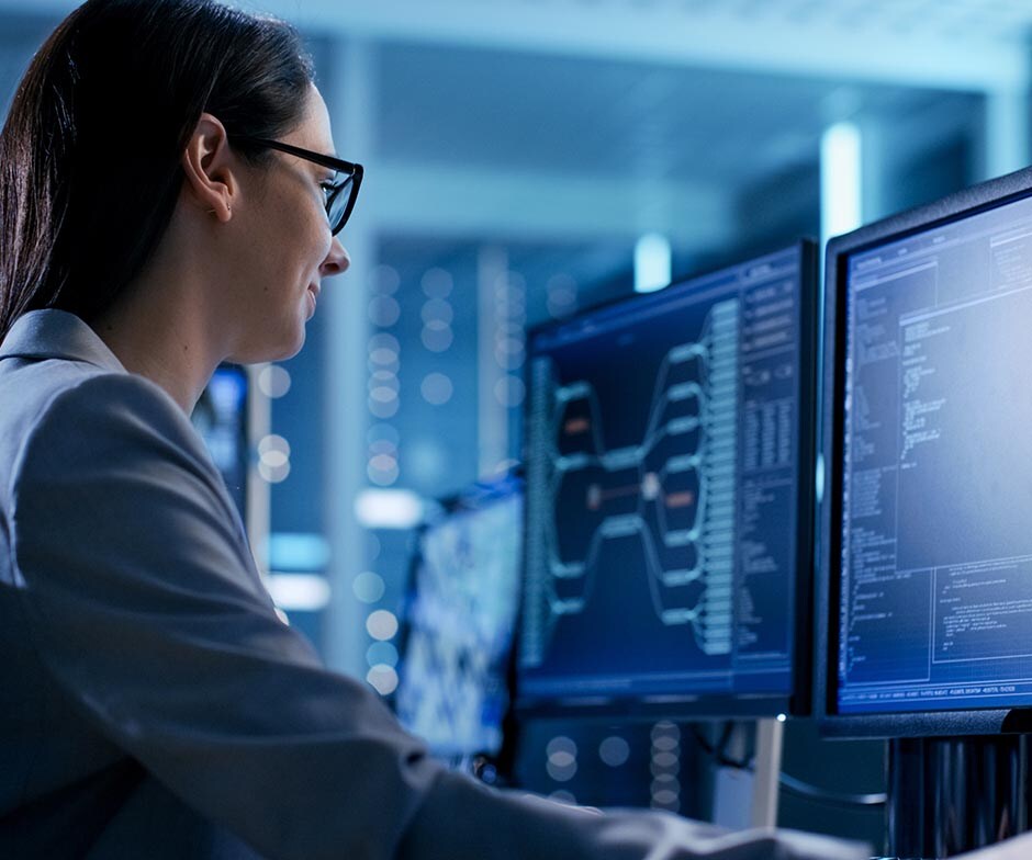 Frau sitzt vor dem Computer