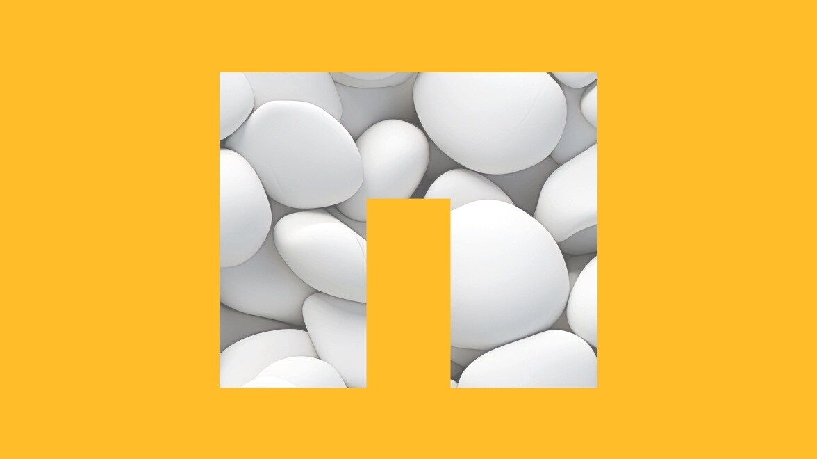 NetApp Logo vor gelbem Hintergrund