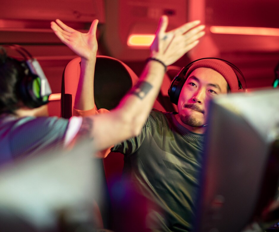 Zwei Personen, die sich mit High Five abklatschen