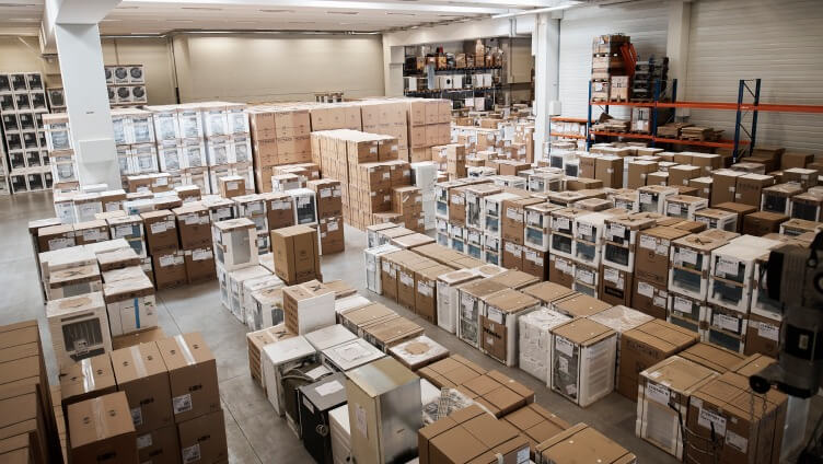 Lagerbereich voller Kisten