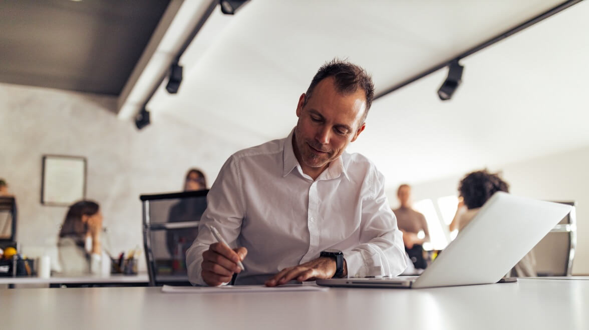 Person, die Laptop verwendet