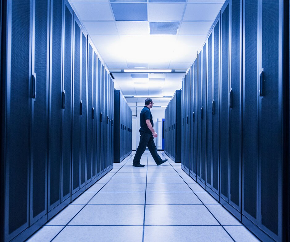 Ein Mann, der im Datacenter umherläuft