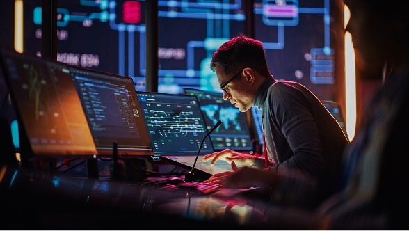 Person, die am Computer arbeitet