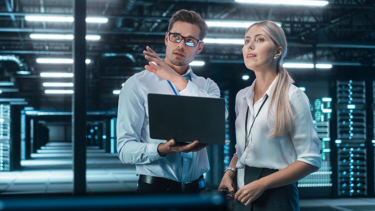 Zwei Personen diskutieren über etwas