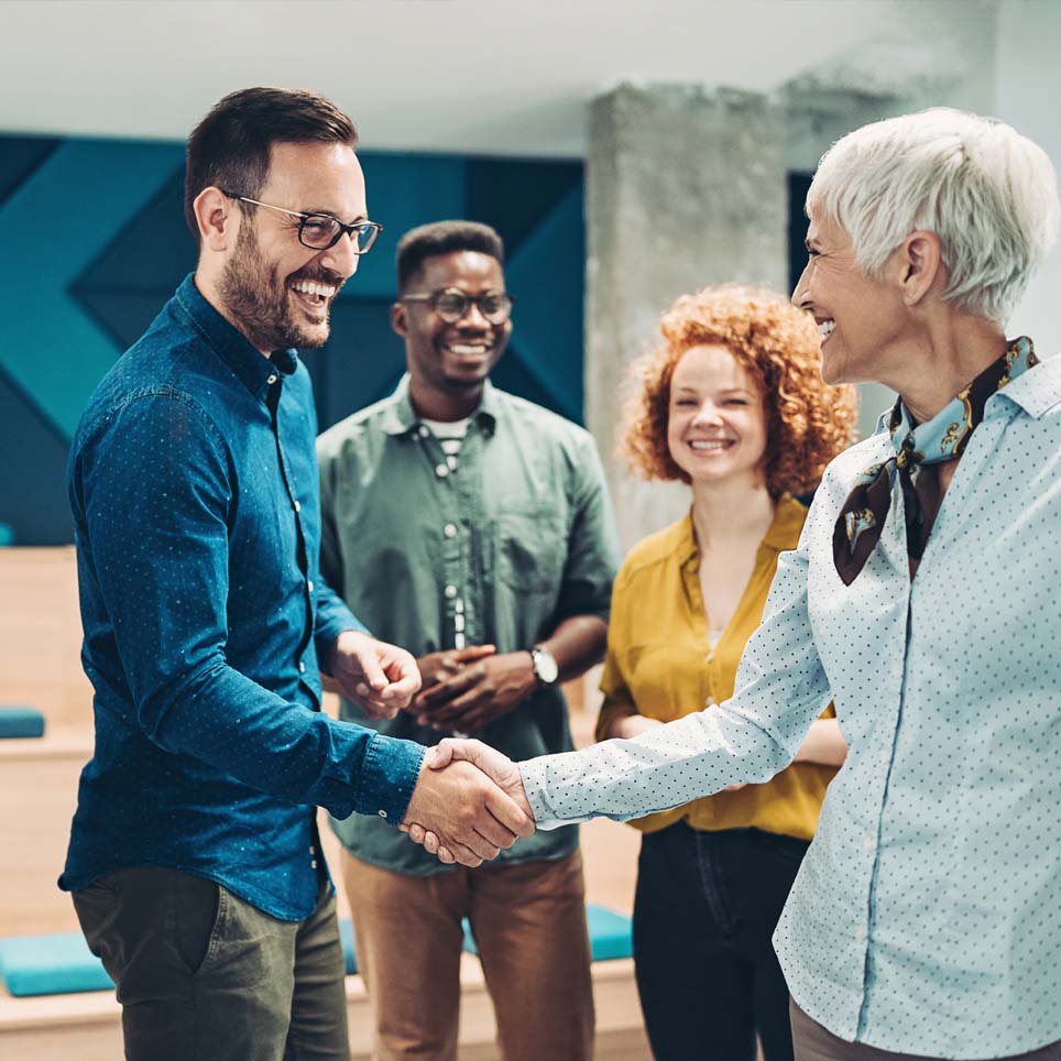 Menschen, die sich gegenseitig begrüßen