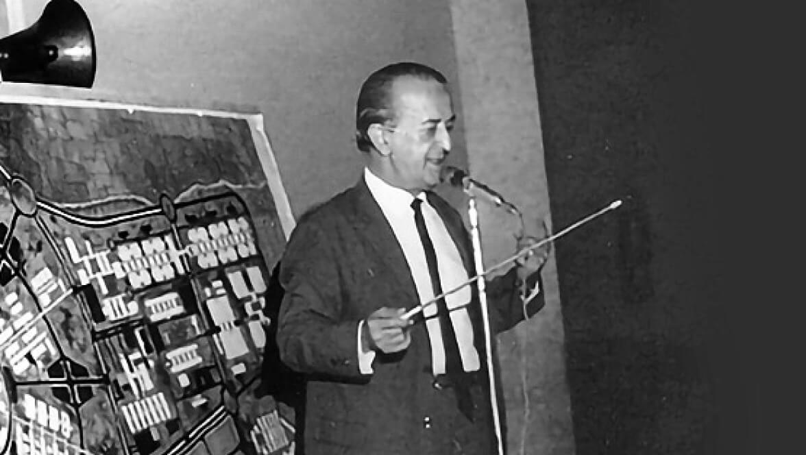 Schwarz-Weiß-Foto einer Person, die vor dem Mic spricht