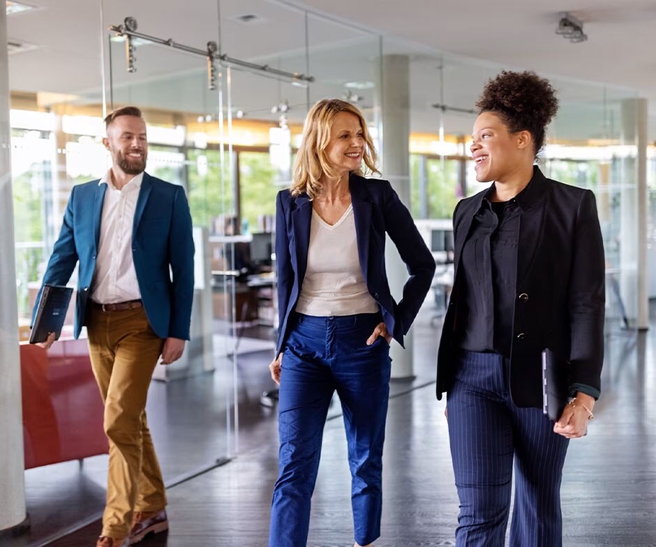 Ein lächelnder Kunde beim Gehen in einem Büro