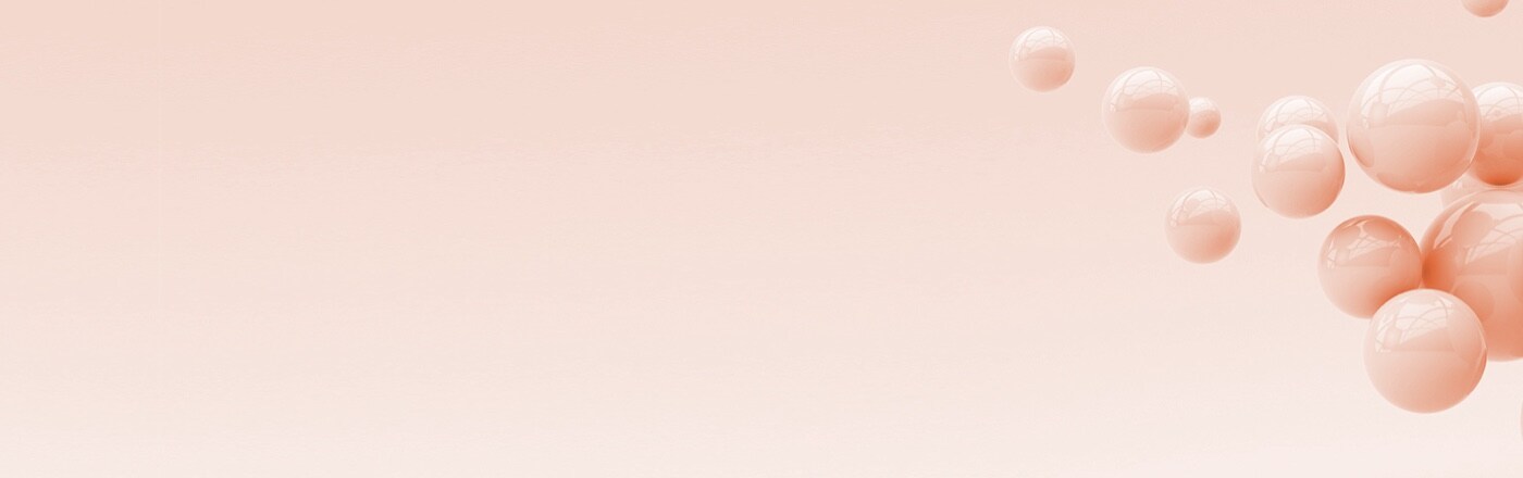 Glänzende pfirsichfarbene Kugeln auf der rechten Seite eines pfirsichfarbenen Hintergrunds gruppiert