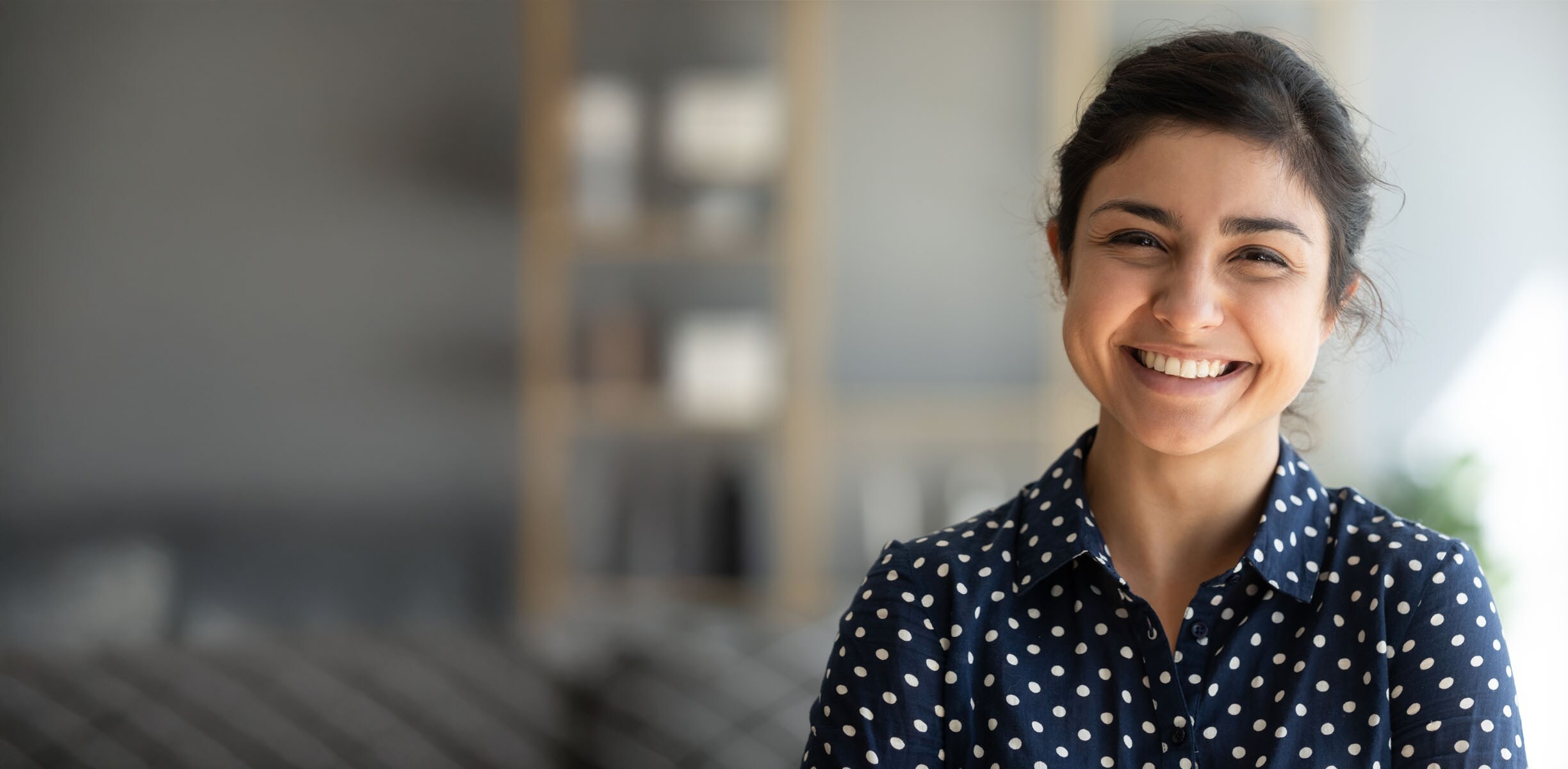 Lächelnde Person für die Kamera