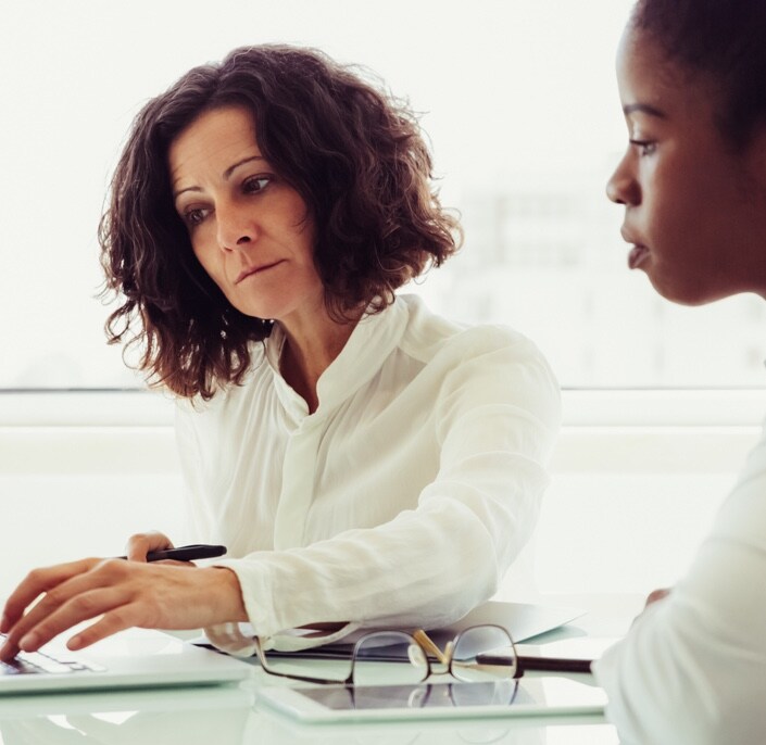 Zwei Personen arbeiten zusammen an einem Computer