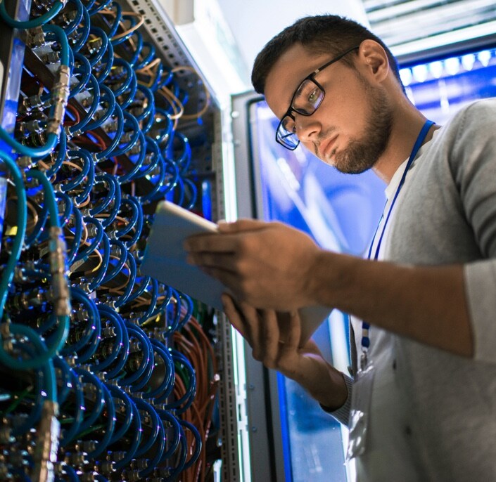 Person arbeitet an verkabelten Geräten