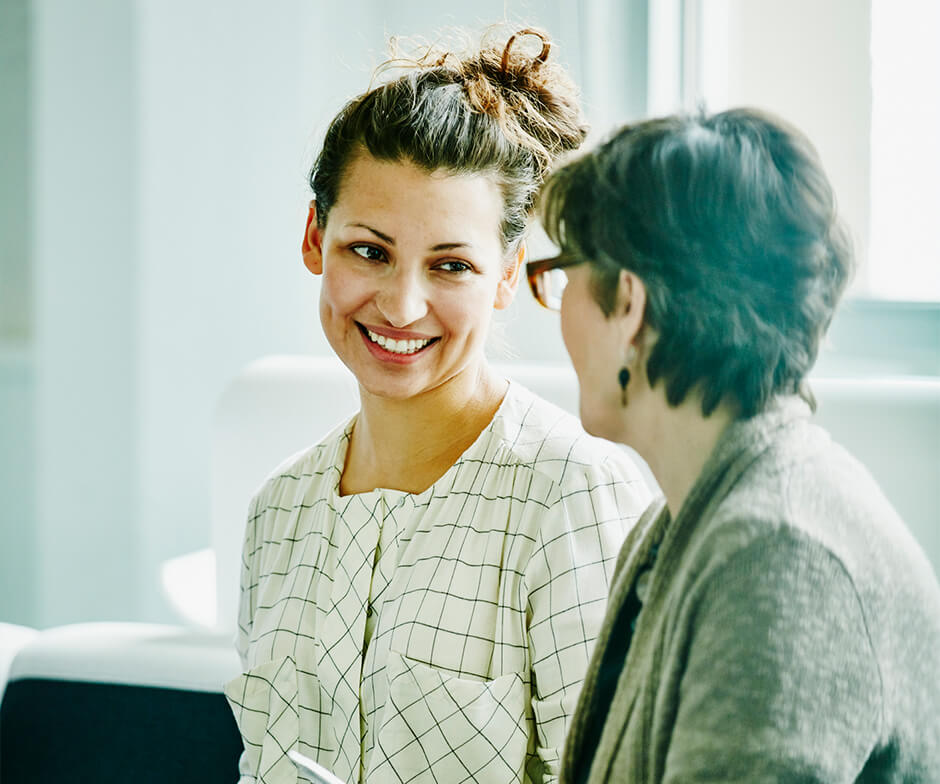 Zwei Personen, die ein Gespräch führen. 