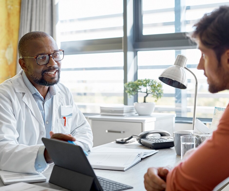 médico hablando con un paciente