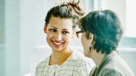 profesionales manteniendo una conversación