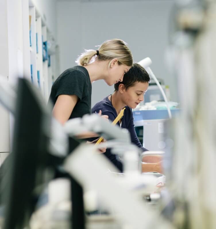  Dos empleados en una oficina de atención médica