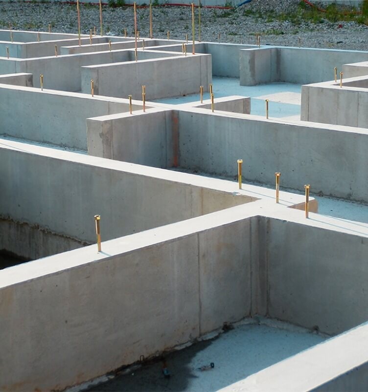 Cimientos de hormigón de un edificio en construcción
