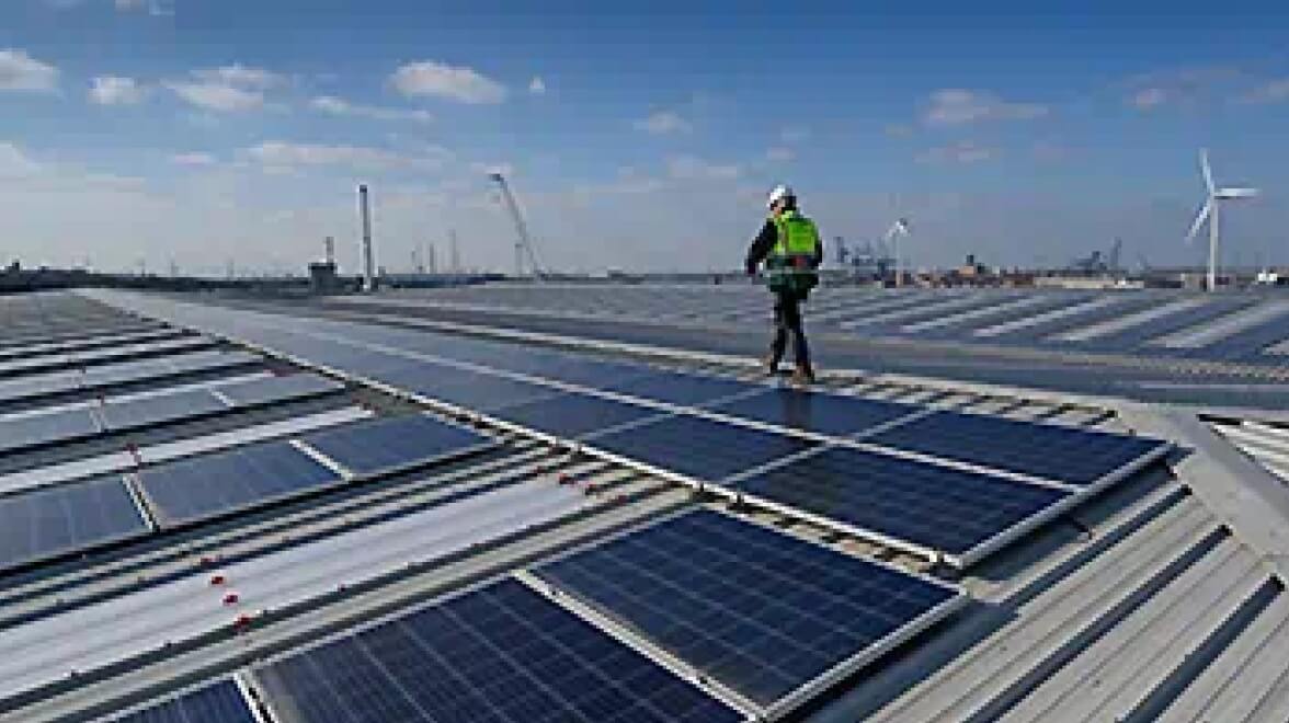 Una persona caminando sobre paneles solares