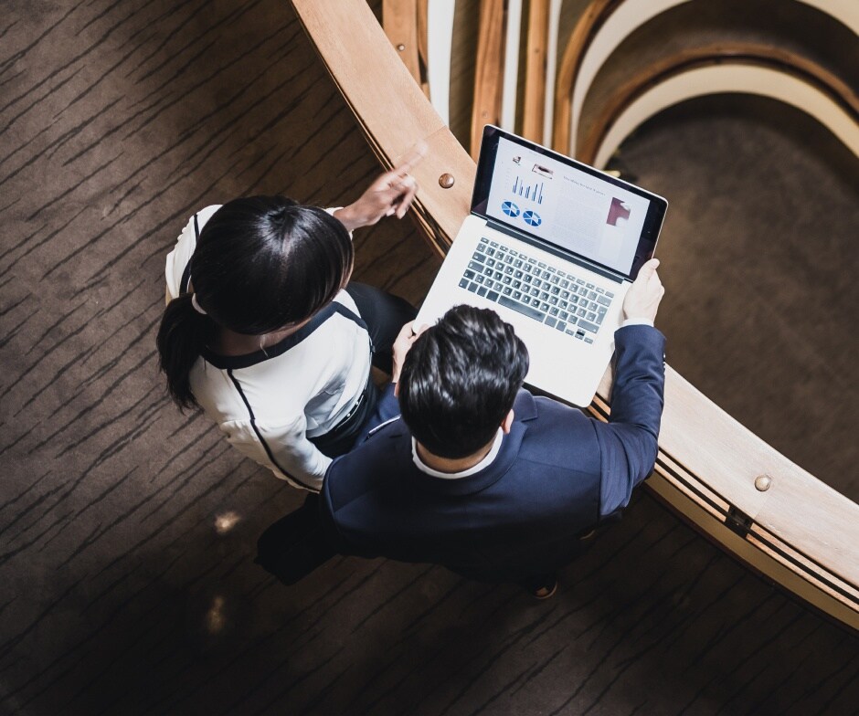 dos personas mirando un portátil