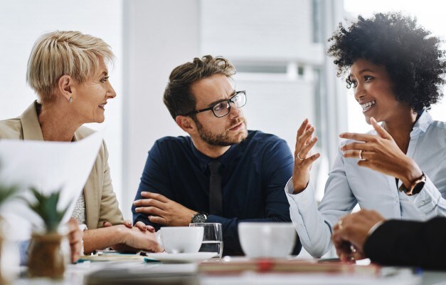 tres personas en una reunión de trabajo