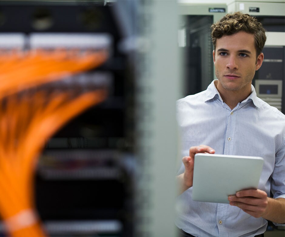 un hombre trabajando en el centro de datos