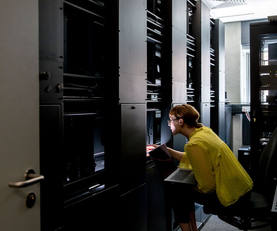 mujer trabajando en un centro de datos