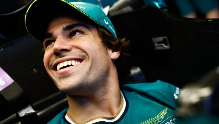 Conductor de carreras mirando hacia arriba y sonriendo a la multitud