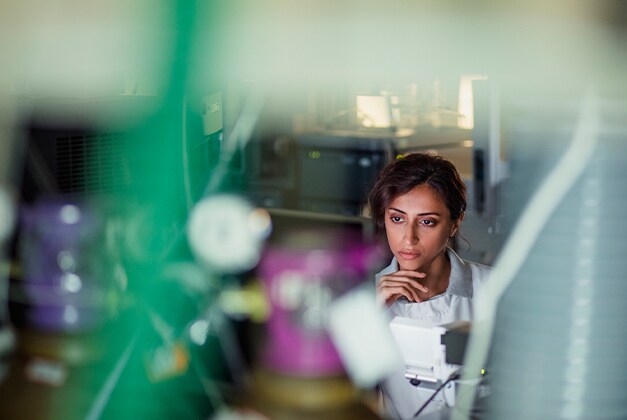 Una persona trabajando en el laboratorio