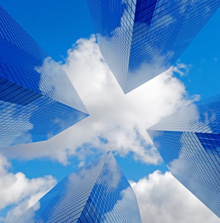 vista de nubes con edificios desde tierra