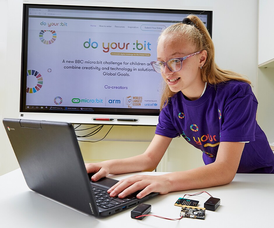 Mujer con un portátil