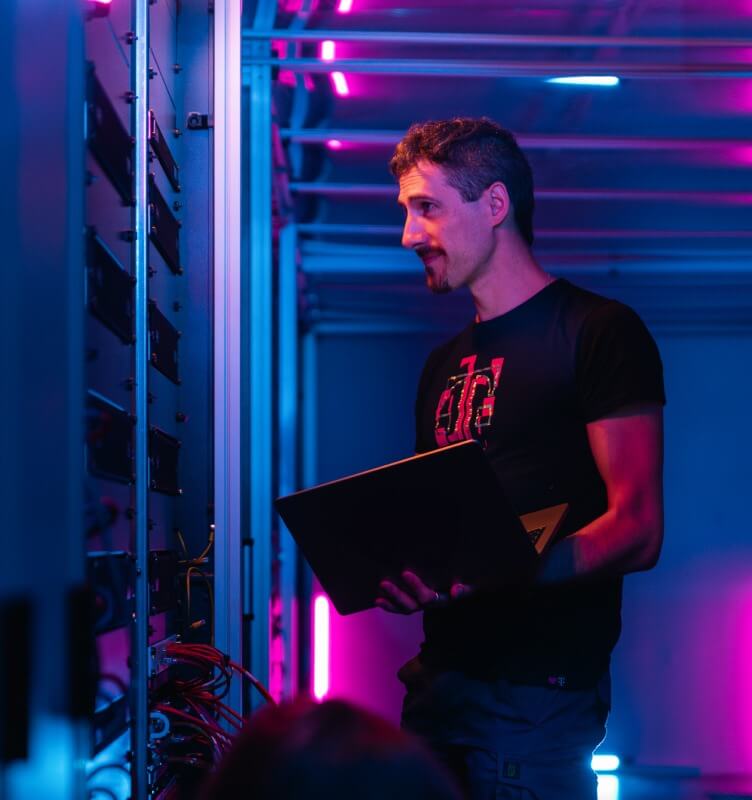 Empleados en un centro de datos de T-Systems