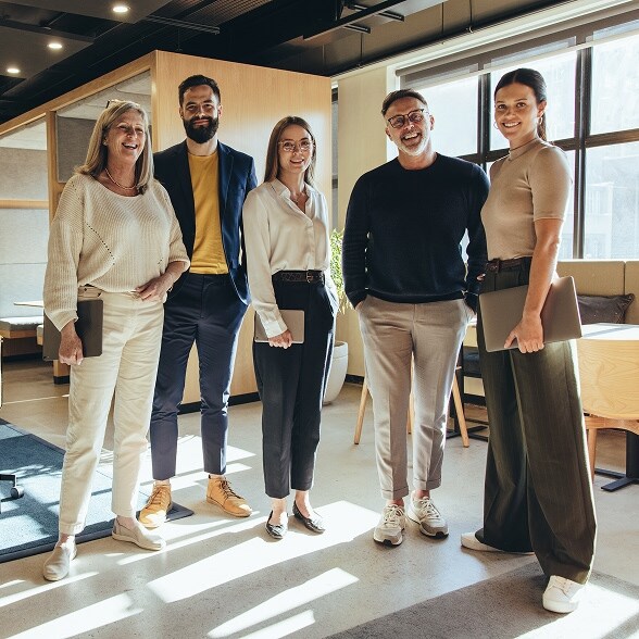 grupo de profesionales posando para la foto