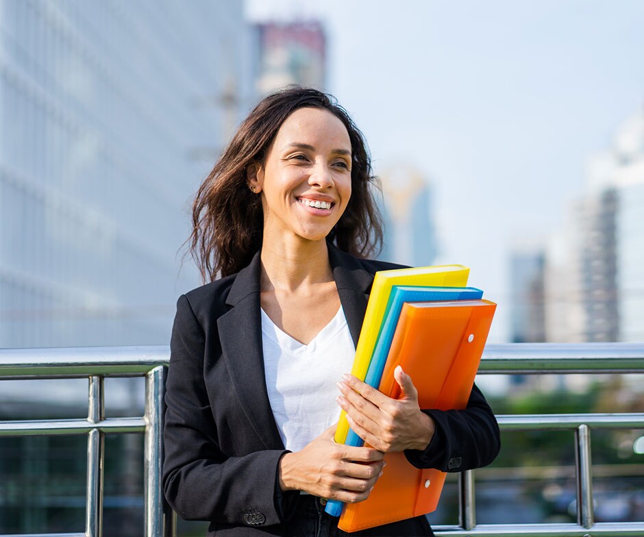 Una persona que sostiene archivos en la mano