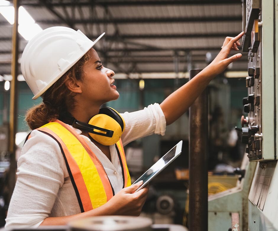 mujeres con casco haciendo su trabajo 