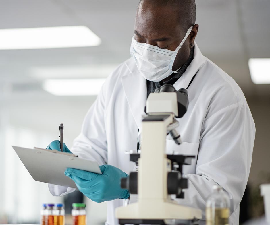Un hombre con una mascarilla trabajando en un laboratorio