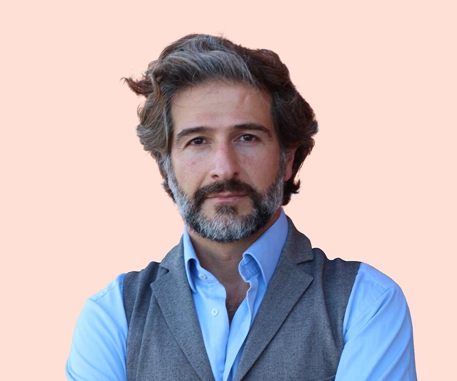 Un hombre en un fondo de color melocotón