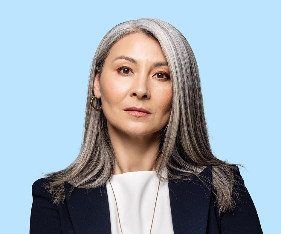 Mujeres con un fondo de color azul 