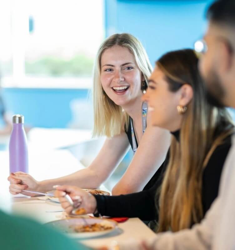 des gens assis dans une pièce et discutant