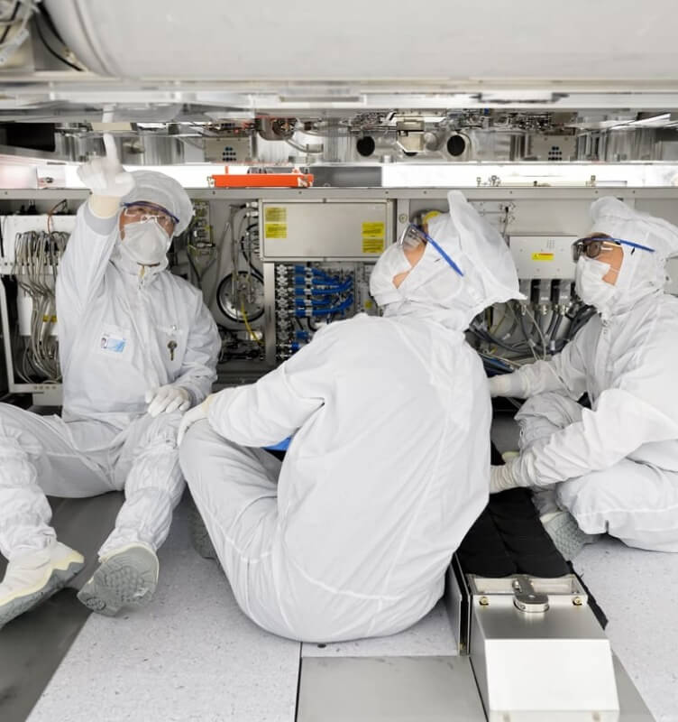 Des personnes vérifient les machines