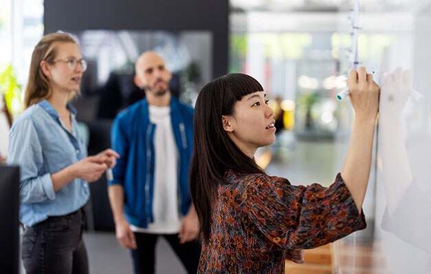 Femme devant un tableau blanc