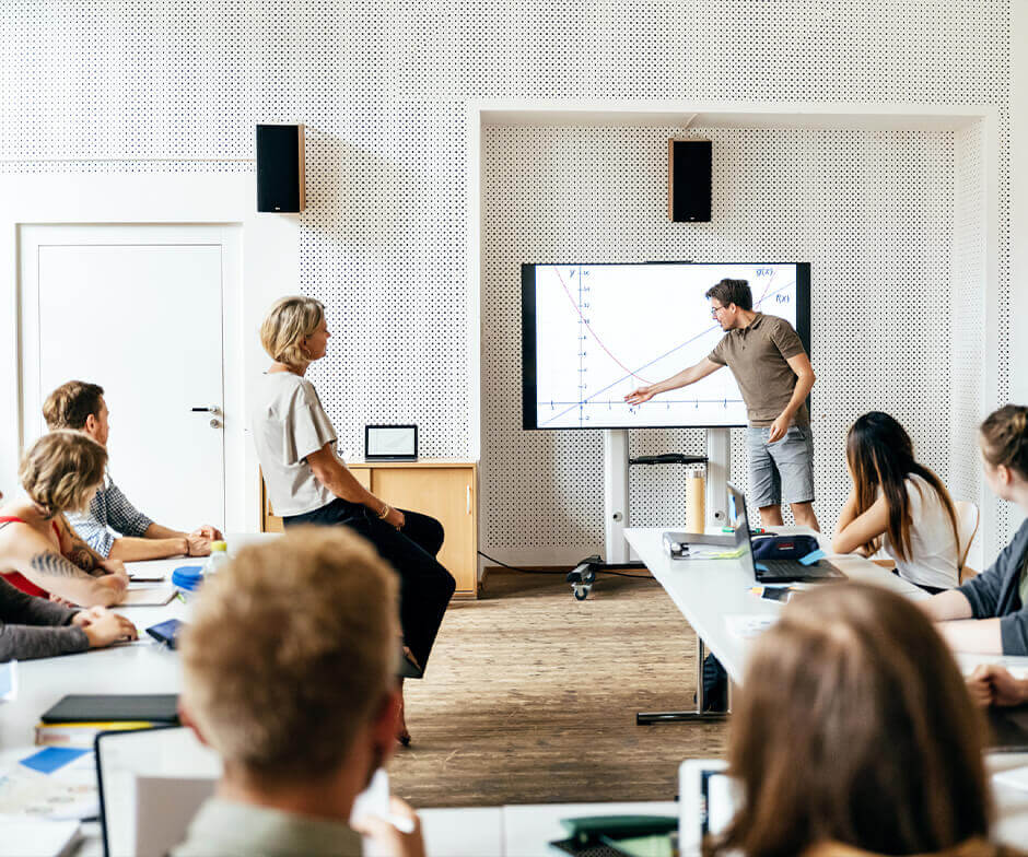 Personne qui fait une présentation devant un groupe