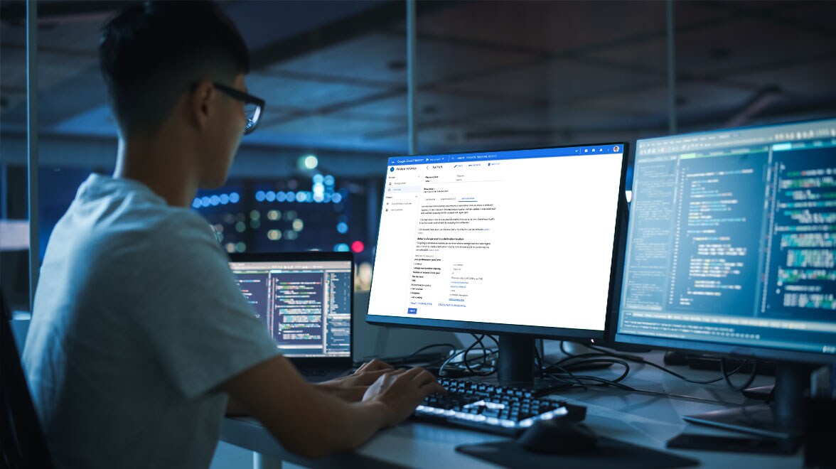 personne travaillant sur un ordinateur portable connecté à des moniteurs externes