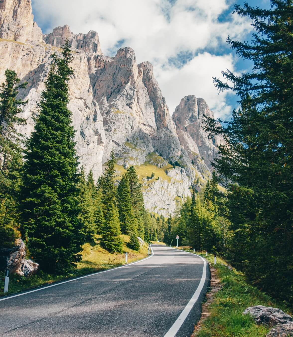 route avec vue sur la montagne
