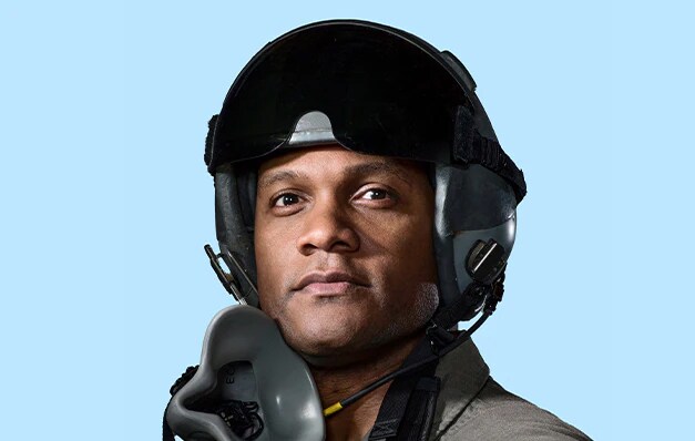 photo du visage d'un pilote militaire