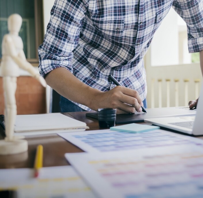 artiste travaillant sur une tablette