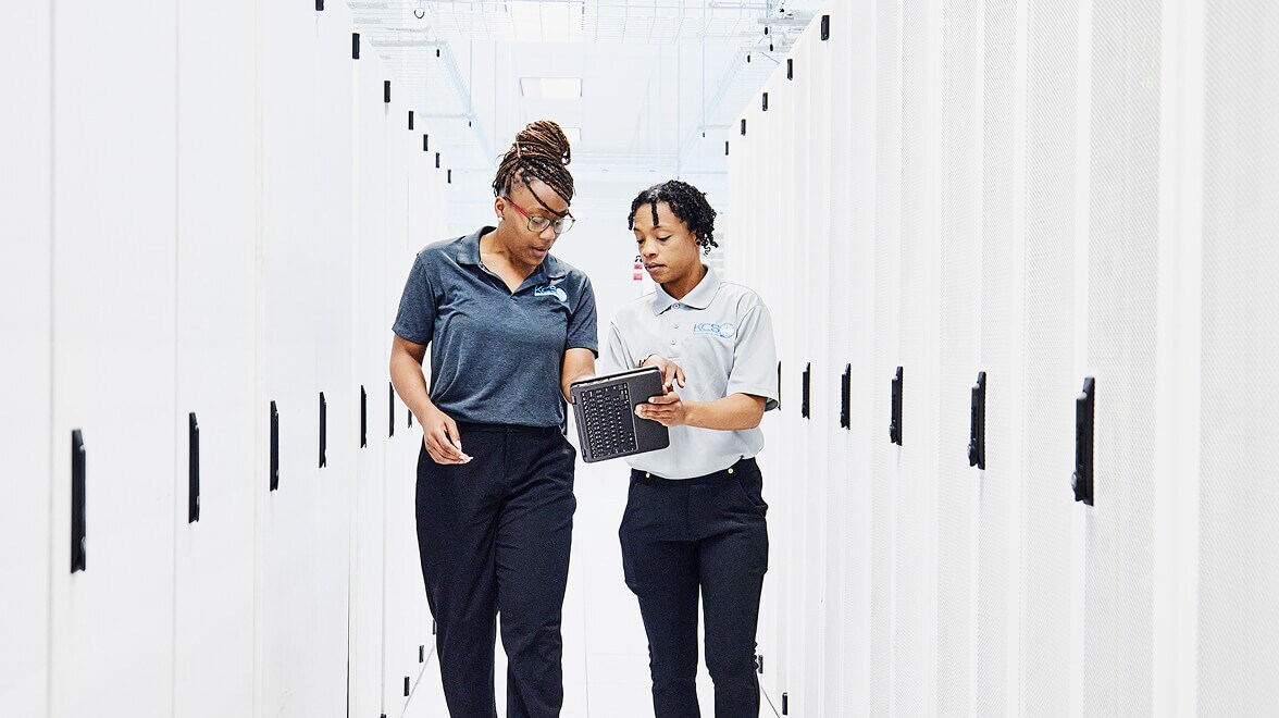Deux personnes discutent en regardant l'onglet et en marchant