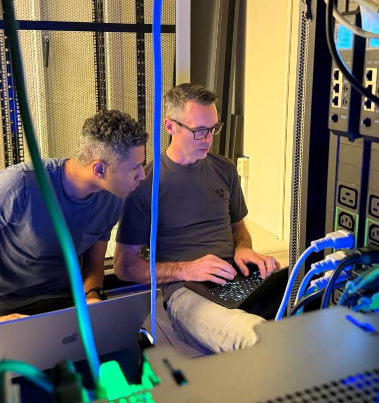 Deux collègues discutent dans un  data center