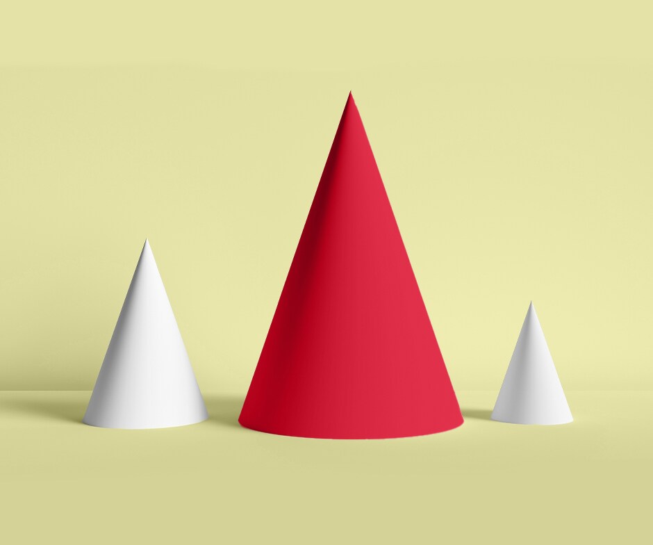 cône 3d rouge entre deux petits cônes 3d blancs sur un fond jaune tendre