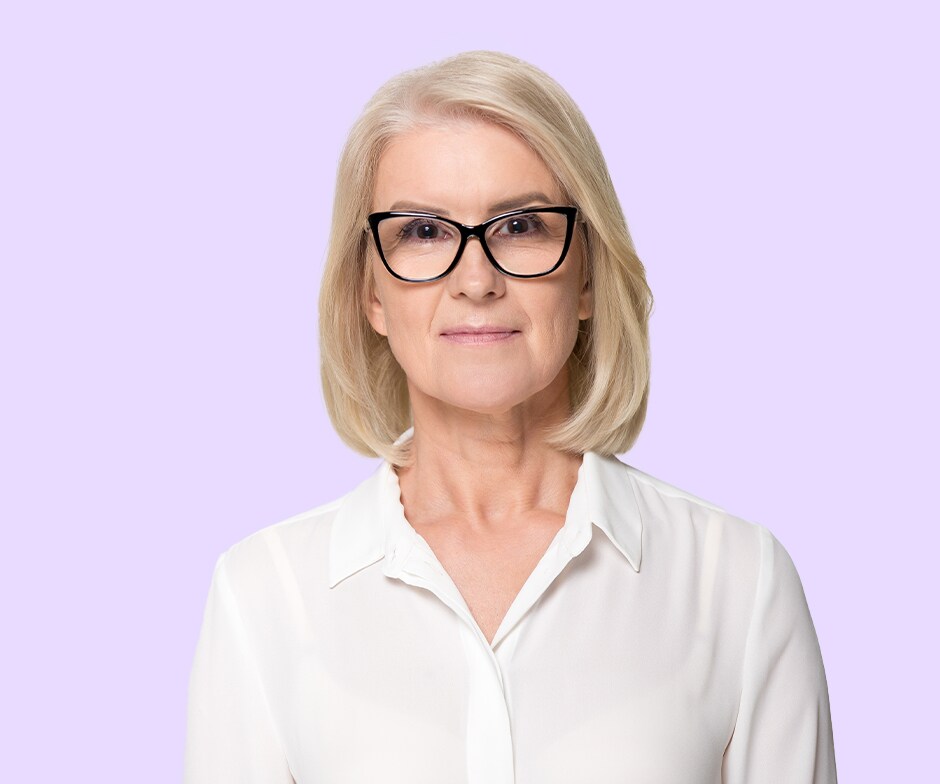 femme portant des lunettes