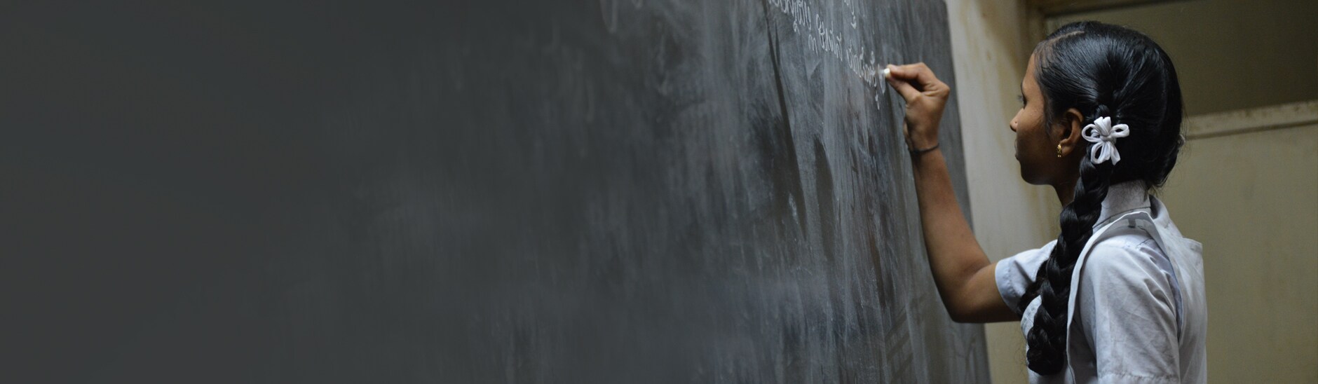 Personne utilisant un tableau noir